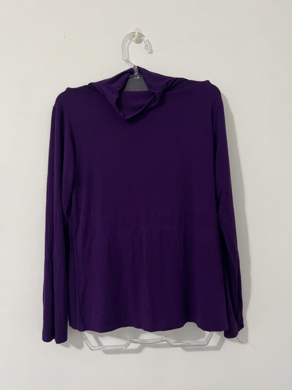 BLUSA ROXA DE MANGA LONGA COM GOLA ROLÊ